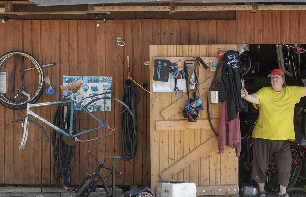 Die ehrenamtliche Mitarbeiterin Frau Marunde leitet die Fahrradwerkstatt der MetrumBerlin gGmbH im Kinder-, Jugend- und Familienzentrum.